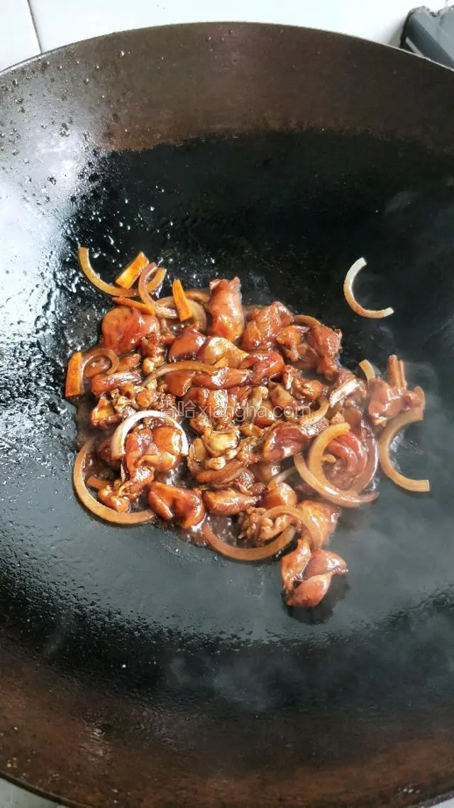 热油，放入洋葱和鸡腿肉翻炒