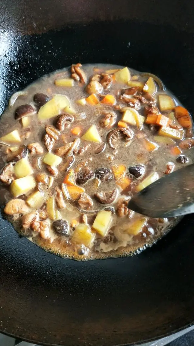 放入香菇水还有洗干净的大米，水刚没过食材就可以了，一起搅拌均匀