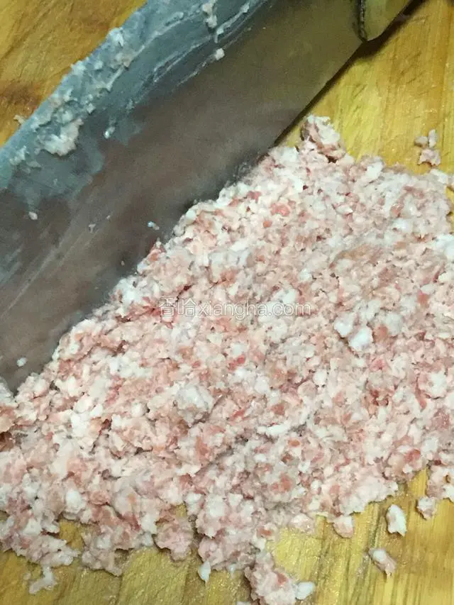 准备肥瘦相间的猪肉，切片后用刀背剁细