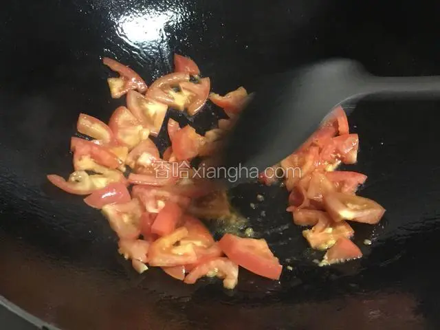 锅里烧少许油，加入西红柿翻炒出汁