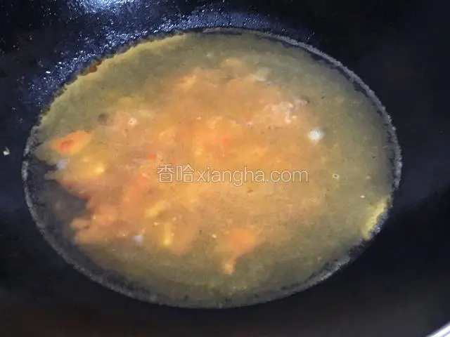 加入一碗骨汤（水），加入盐熬煮五分钟左右，如果要汤汁更入味就多熬一会儿