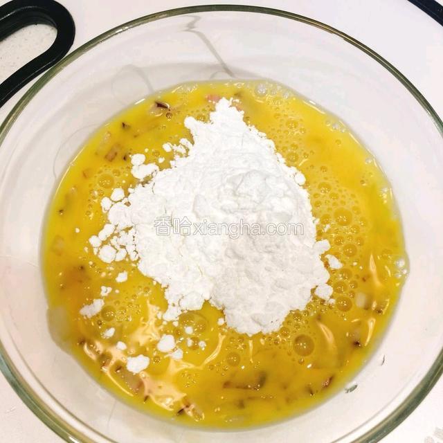 鸡蛋打散加入淀粉拌匀。