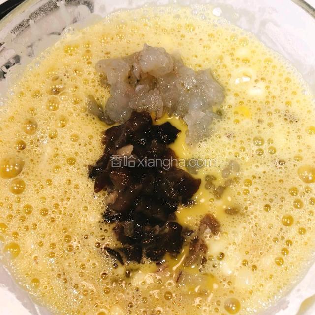 虾剁泥、海参切碎；加入到过程1中拌匀。