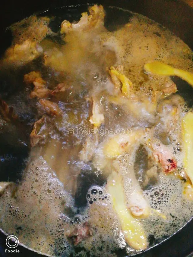 鸡加清水姜片煮开