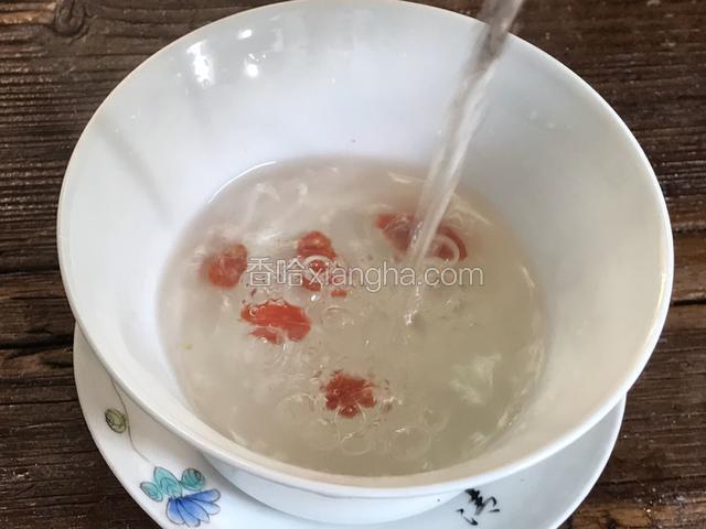 放入茶杯里，加水沸水冲泡