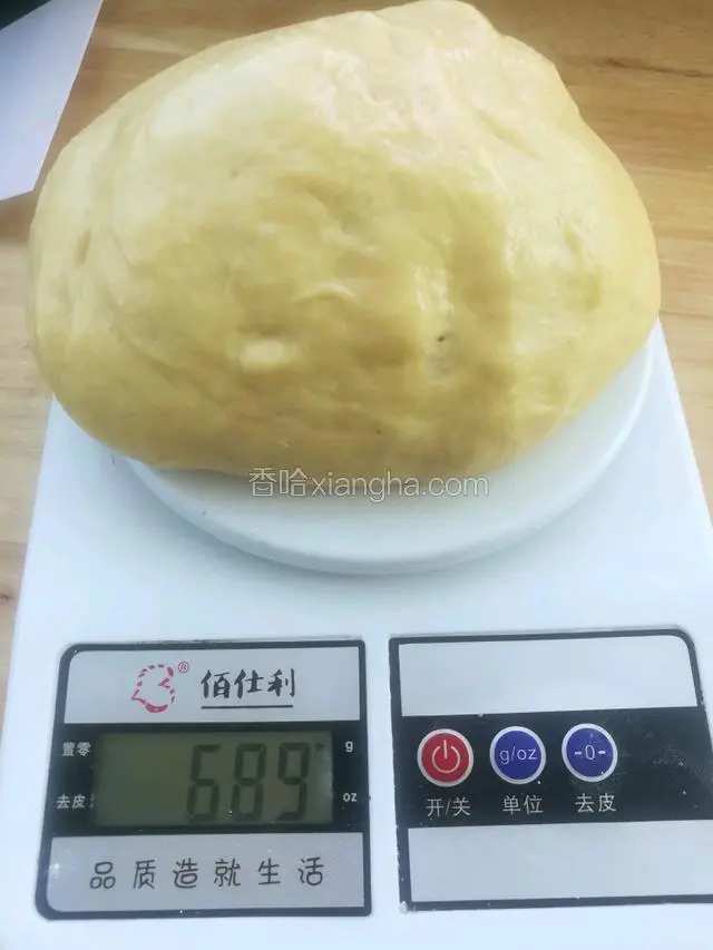 面团称重。手工揉搓进行排气。