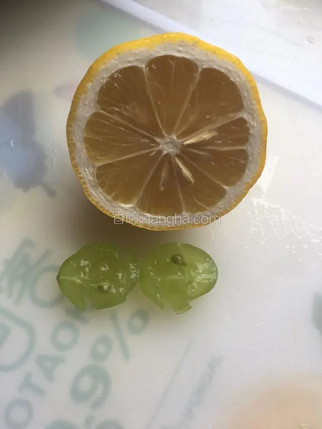 柠檬切碎一些，这样入味