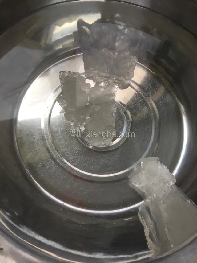 一盆白开水或者矿泉水加冰糖