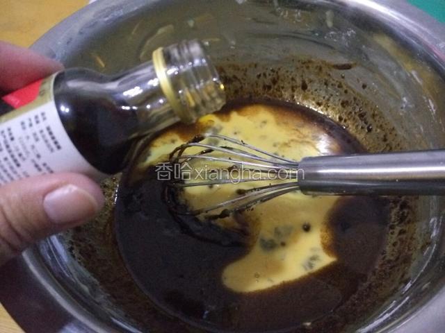 然后加入鸡蛋和香草精 继续搅拌