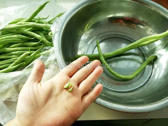 搭配肉块的是豆角 选的是架豆王 比较好切而且没有豆和弦 适合做馅 掐掉头尾