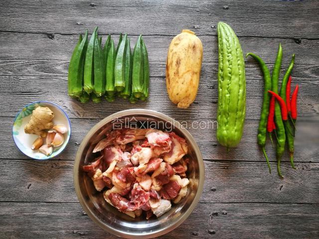 准备好食材，鸭肉多用清水泡几次，洗换血水。