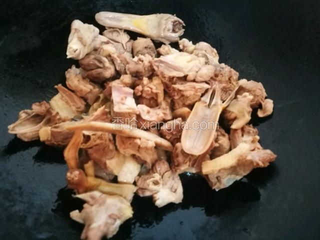 放入沥干水分的鸭肉大火翻炒2分钟。