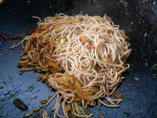 锅中放入少量的水，继续翻炒。