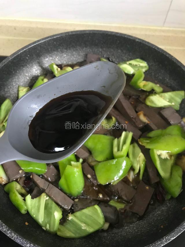 加入耗油 盐 鸡粉 陈醋 大火翻炒