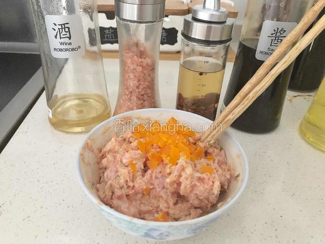 肉做成肉糜后加入花椒水，酱油，盐，葱花搅拌，最后加入咸蛋黄（没有也可以不放）加点糖可以提鲜。