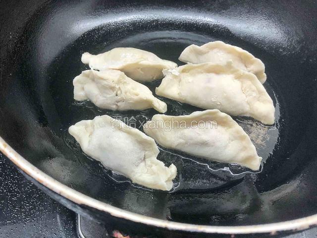 锅里放点底油烧热加入饺子