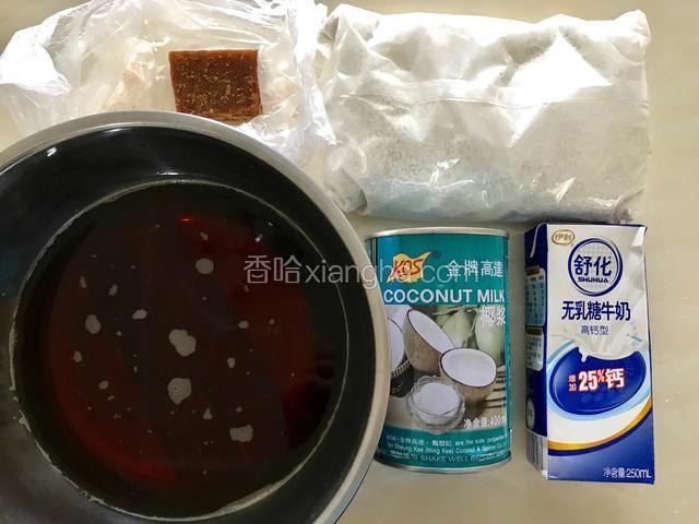 准备材料。红片糖先用一饭碗热水溶化，想快点溶化的就在锅里加热溶化。