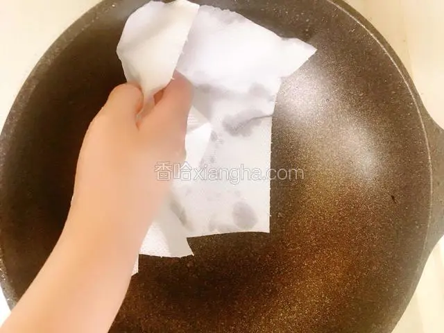 将锅用厨房纸巾擦干。这样煎炸的过程中才不会渐出油