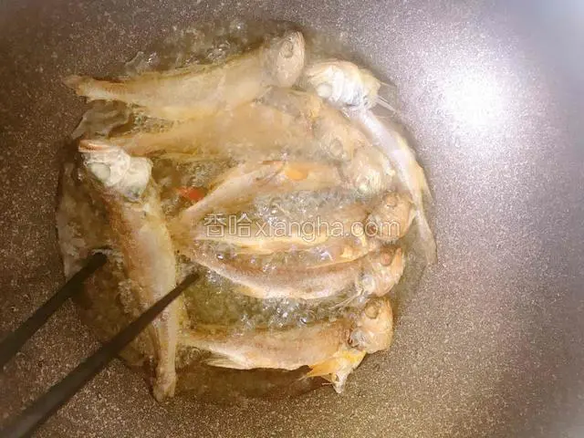 两面炸制金黄色 捞出