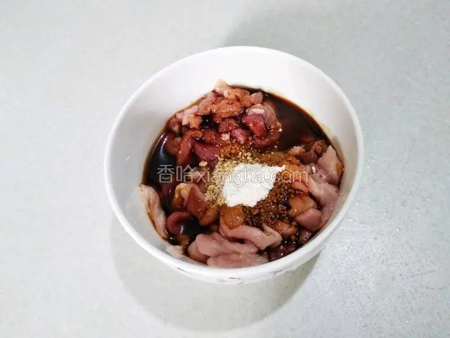 肉丝放入1勺淀粉，少许酱油，少许料酒。