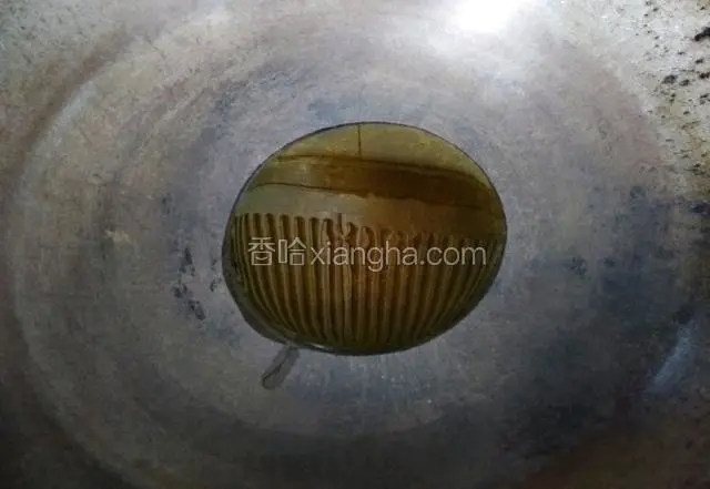 热锅倒入适量的食用油