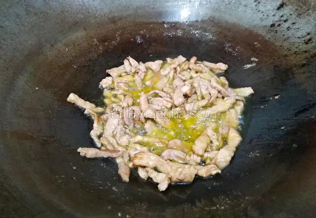 肉丝炒至断生