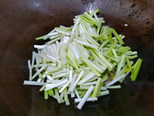 倒入韭黄翻炒半分钟