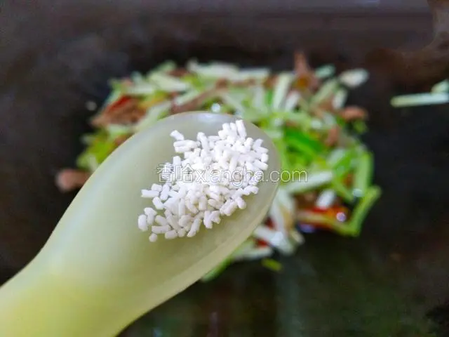 放入鸡精翻炒均匀
