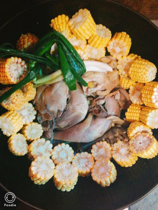 姜片铺底，码上鸡块，玉米放边上