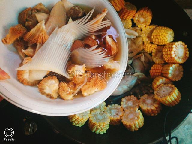 ，猴菇撕小朵，倒入煲汤配料