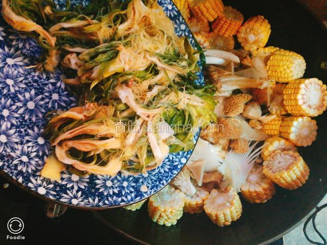 倒入泡发好的霸王花