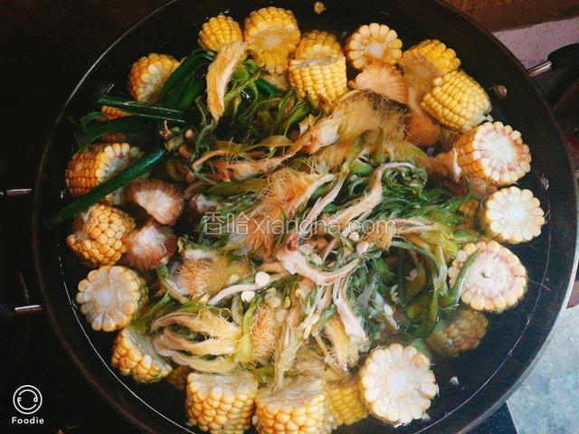 清水沒过食材大火烧开，转小火炖
