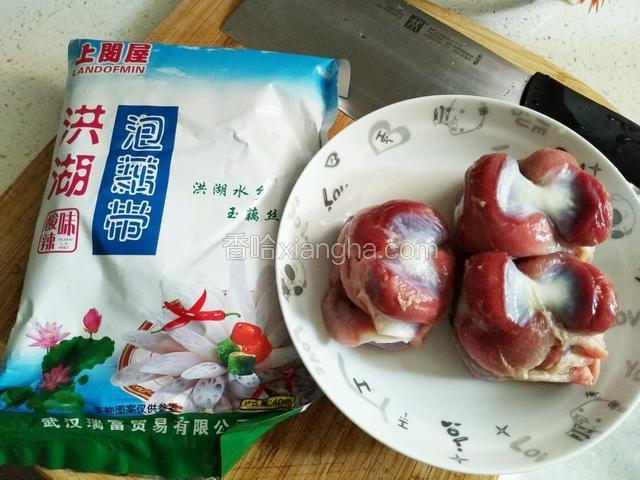 准备主料泡藕带和鸡胗。