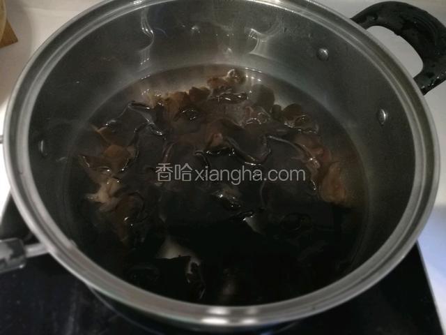 清洗干净的木耳进沸水锅烫半分钟