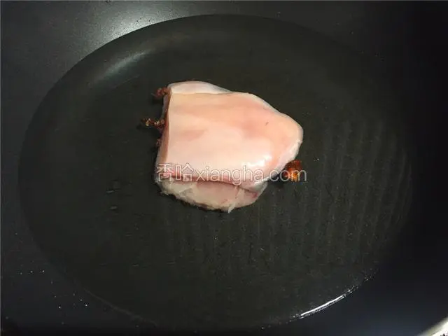 将鸡胸肉洗净放入锅中，加入适量清水、料酒、花椒、八角一瓣大火煮开转中火煮20分钟，将鸡肉煮熟。