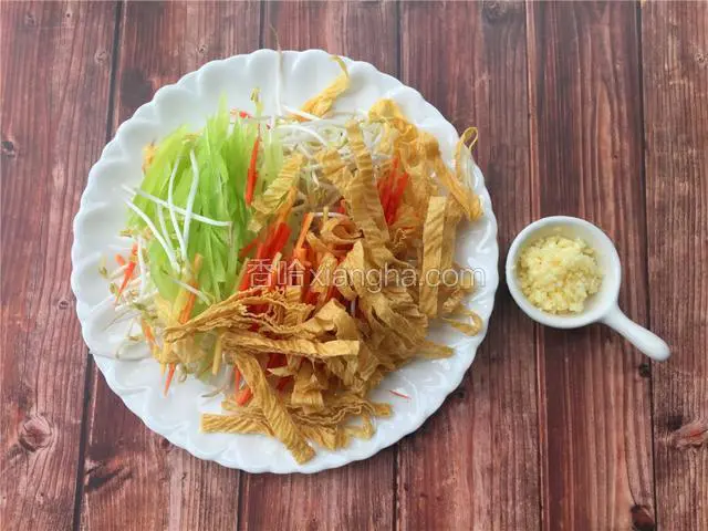 将各种配菜切丝，大蒜剁碎。