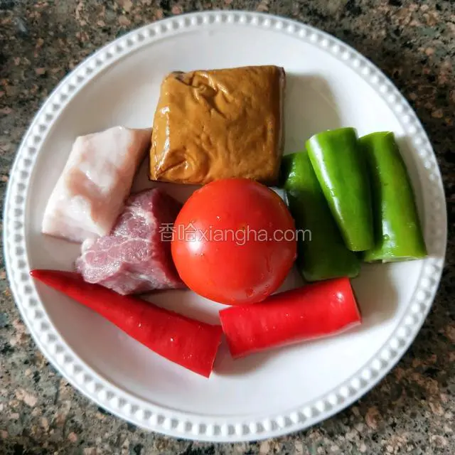 香干，肉，辣椒，西红柿洗干净