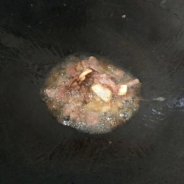 肉炒香捞出