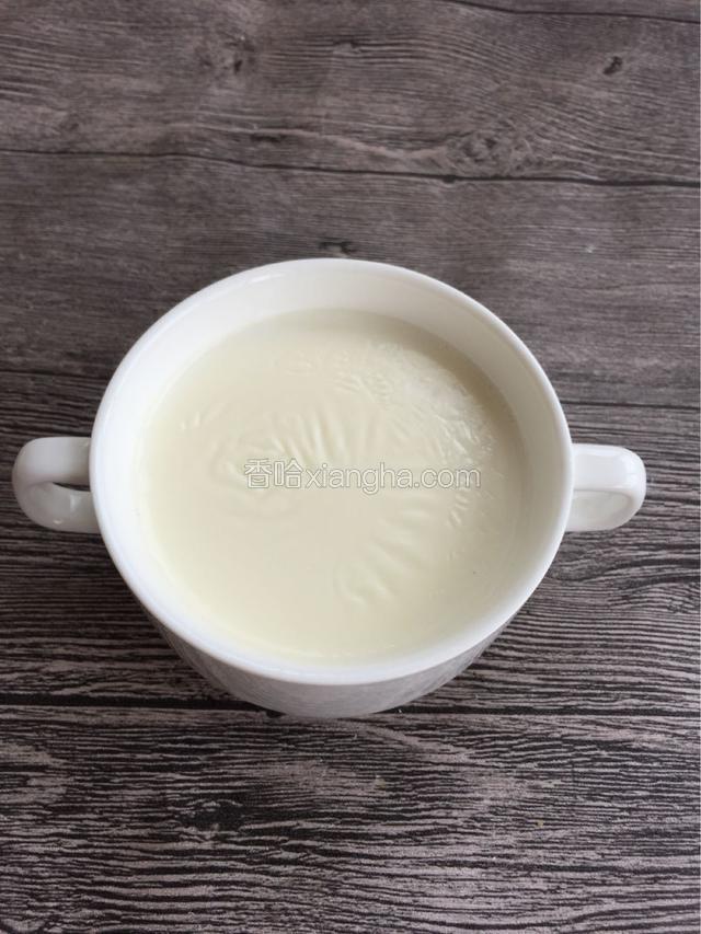 把蒸好的牛奶拿出来，放凉后会出现一层奶皮