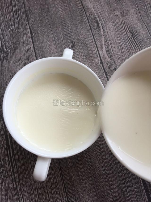 然后把过筛好的牛奶沿着奶皮破洞处慢慢倒回去
