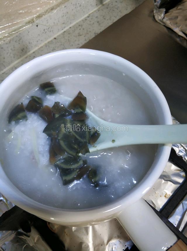 加入皮蛋搅拌一分钟左右，关火。加入少许盐和胡椒粉，胡椒养胃，并且提升口感，个人很喜欢。