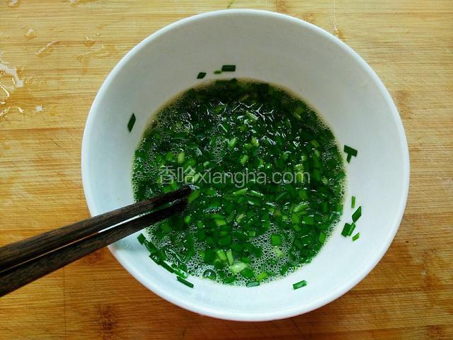 把韭菜放碗内，打入鸡蛋，放入盐，胡椒粉，搅拌均匀。