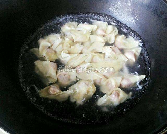 锅内烧开水，放入馄饨，煮熟。