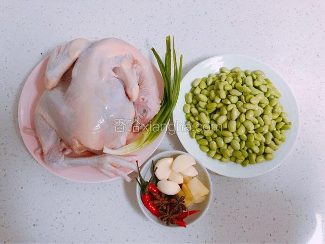 准备食材

毛豆洗净，除去表面的毛豆衣；

鸡切块，洗净；生姜切片；

大蒜拍扁；小米辣切段备用。