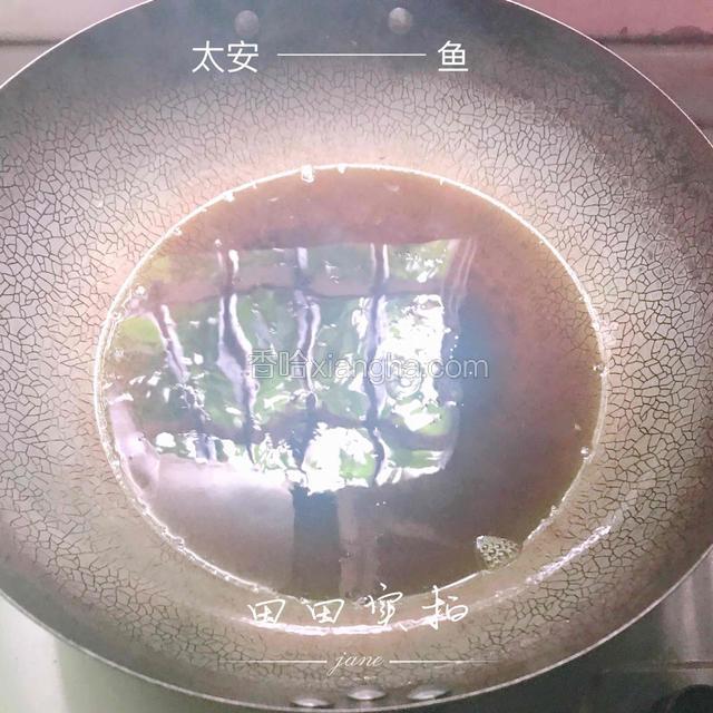 锅烧热，放菜油，我是自家鲜榨的菜籽油，把油炼好，一定要多放点油。