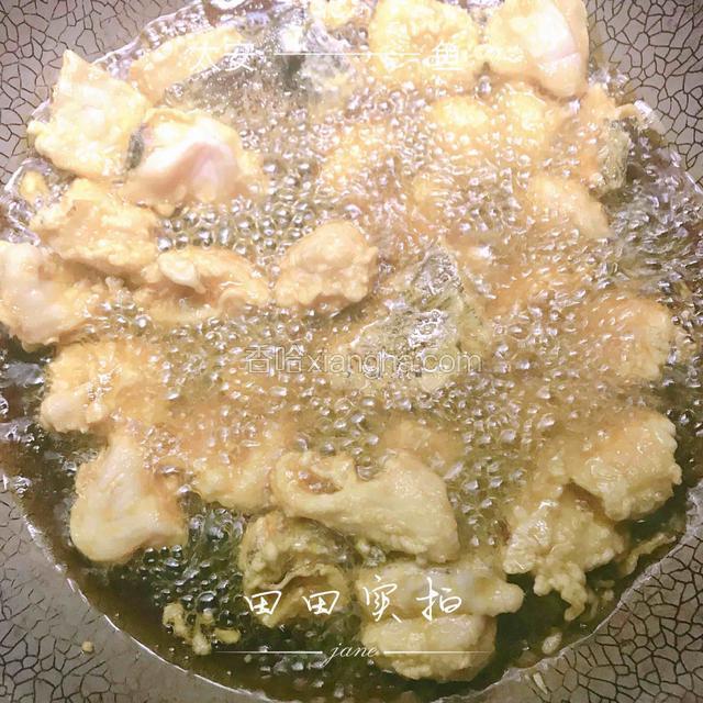 油温上来后放入鱼块嗦锅。