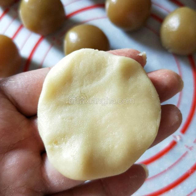 我直接用手捏扁月饼皮