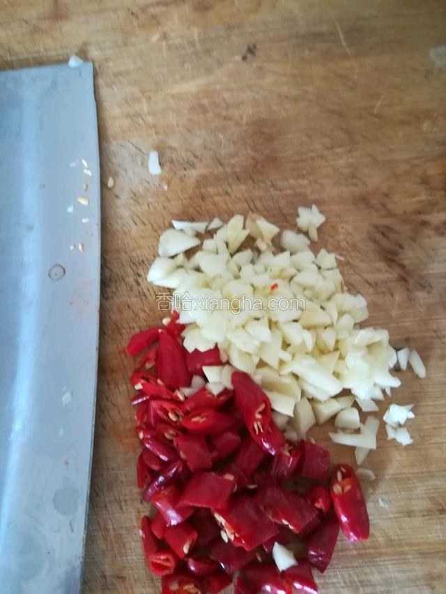 蒜瓣切末，辣椒切段，备用