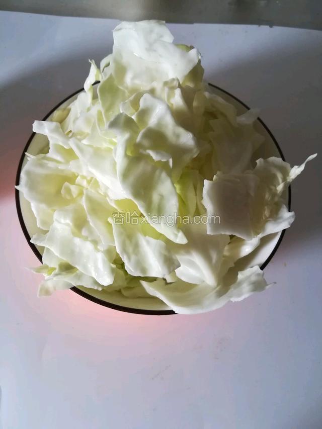 包菜，撕成小块，洗好放盘备用