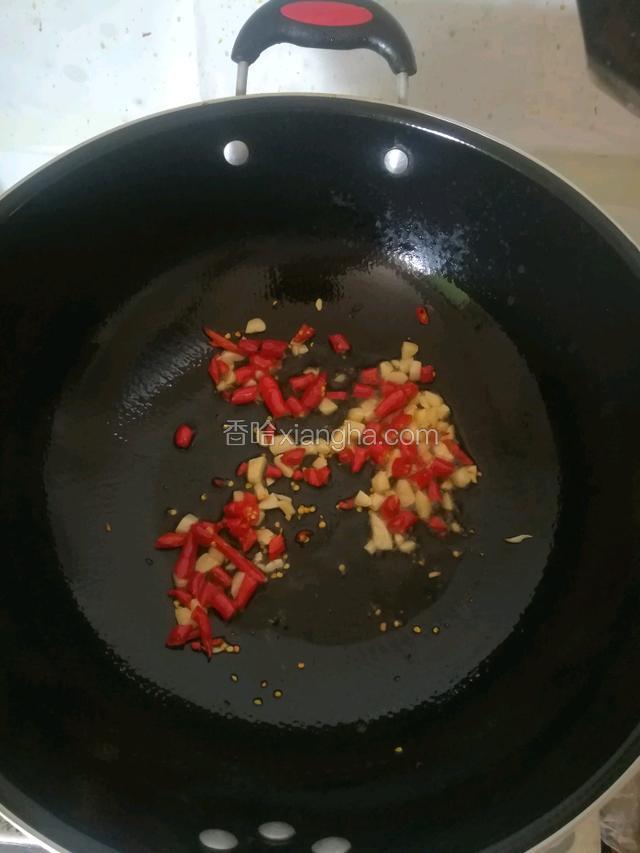 锅内加油，加蒜末辣椒段，爆炒！